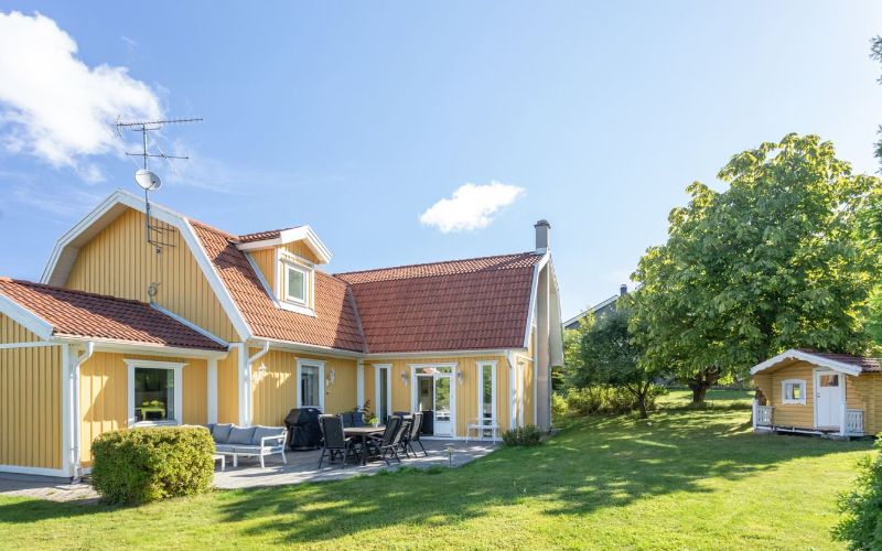 Målning av Fasad på Villa Saltarö i Värmdö